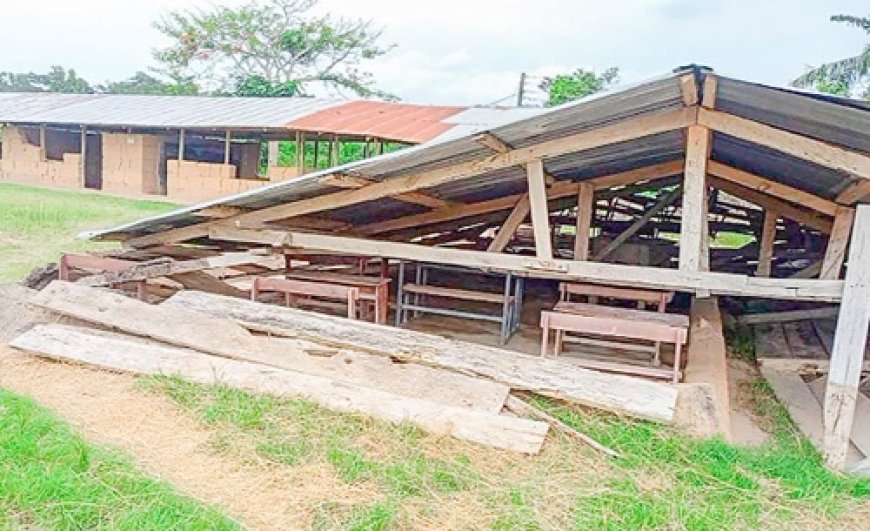 Collapse of School Pavilion Puts Pupils in Danger